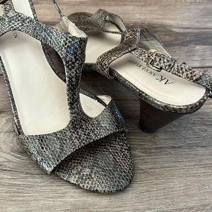 Anne Klein Snakeskin Brown Pumps 10M